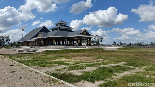 Tampak megah bencingah Masmirah di timur kantor Bupati Lombok Tengah.