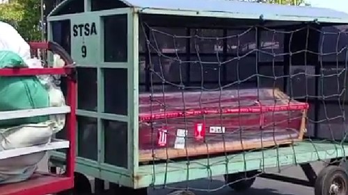 Tangkapan layar video jenazah Roswita Bupu, ART korban ledakan rumah di Medan, Sumut, saat tiba di Bandara Internasional Komodo Labuan Bajo, Manggarai Barat, NTT, Kamis (23/7/2026). (Dok. kakak kandung Roswita Bupu, Arin Arianti)