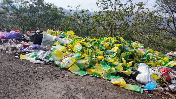 Temuan karung beras berserakan di pinggir jalan Parepare.
