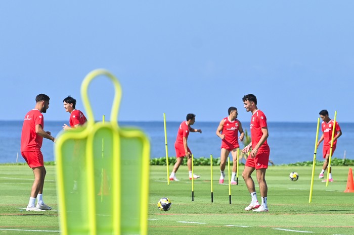 Pesepak bola Timnas Indonesia Jordi Amat (tengah) mengikuti sesi latihan di Training Center Bali United, Pantai Purnama, Gianyar, Bali, Kamis (23/7/2026). Timnas Indonesia terus menjalani pemusatan latihan secara intensif di Bali yang rencananya akan dilakukan hingga 25 Juli mendatang sebelum bertanding melawan Timnas Kamboja pada pertandingan perdana Piala AFF 2026. ANTARA FOTO/Fikri Yusuf/nz