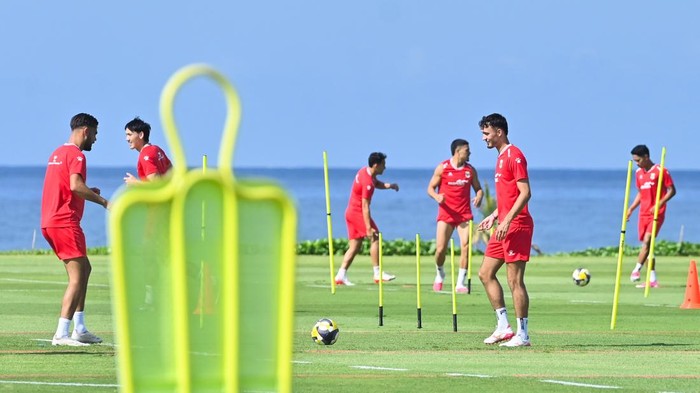 Pesepak bola Timnas Indonesia Jordi Amat (tengah) mengikuti sesi latihan di Training Center Bali United, Pantai Purnama, Gianyar, Bali, Kamis (23/7/2026). Timnas Indonesia terus menjalani pemusatan latihan secara intensif di Bali yang rencananya akan dilakukan hingga 25 Juli mendatang sebelum bertanding melawan Timnas Kamboja pada pertandingan perdana Piala AFF 2026. ANTARA FOTO/Fikri Yusuf/nz
