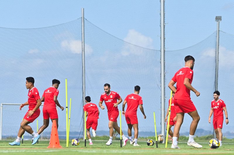 Timnas Indonesia Matangkan Persiapan Jelang Piala AFF Pesepak bola Timnas Indonesia Jordi Amat (tengah) mengikuti sesi latihan di Training Center Bali United, Pantai Purnama, Gianyar, Bali, Kamis (23/7/2026). Timnas Indonesia terus menjalani pemusatan latihan secara intensif di Bali yang rencananya akan dilakukan hingga 25 Juli mendatang sebelum bertanding melawan Timnas Kamboja pada pertandingan perdana Piala AFF 2026. ANTARA FOTO/Fikri Yusuf/nz