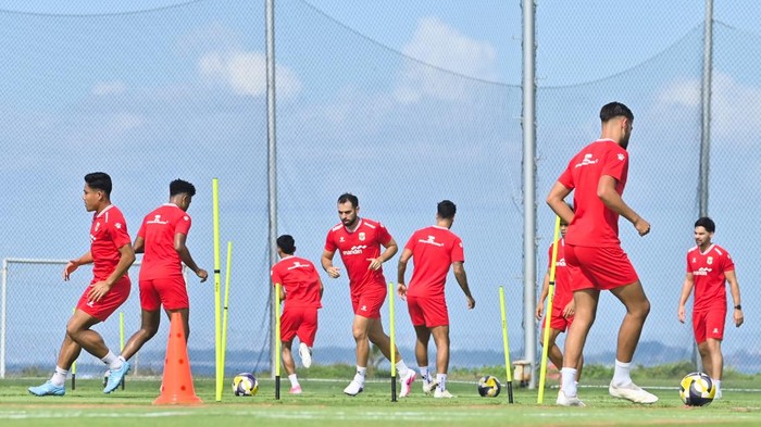 Pesepak bola Timnas Indonesia Jordi Amat (tengah) mengikuti sesi latihan di Training Center Bali United, Pantai Purnama, Gianyar, Bali, Kamis (23/7/2026). Timnas Indonesia terus menjalani pemusatan latihan secara intensif di Bali yang rencananya akan dilakukan hingga 25 Juli mendatang sebelum bertanding melawan Timnas Kamboja pada pertandingan perdana Piala AFF 2026. ANTARA FOTO/Fikri Yusuf/nz