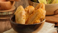 Selain klepon, kudapan manis lain yang masuk top 10 daftar Best Indonesian foods adalah pisang goreng. Dapat rating 4,4, pisang goreng ada di posisi ke-5. Pisang goreng punya variasi di beberapa daerah Indonesia. Foto: TasteAtlas