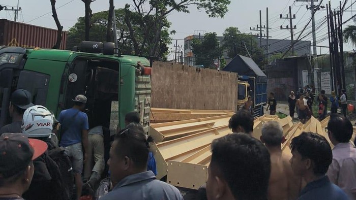 Tronton muat baja terguling di Jalan Simo Jawar, Sukomanunggal, Surabaya. Lalu lintas macet parah.