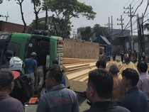 Tronton Muat Baja Terguling Tutup Jalan Simojawar Surabaya