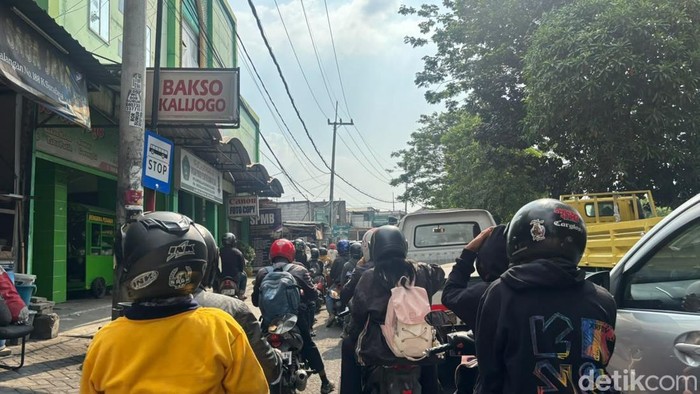 Truk tronton muat baja terguling di Jalan Sukomanunggal Surabaya