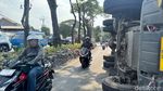 Jalan Simo Jawar Macet 1 KM  Akibat Tronton Muatan Baja Terguling