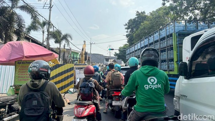 Truk tronton muat baja terguling di Jalan Sukomanunggal Surabaya
