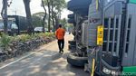 Jalan Simo Jawar Macet 1 KM  Akibat Tronton Muatan Baja Terguling