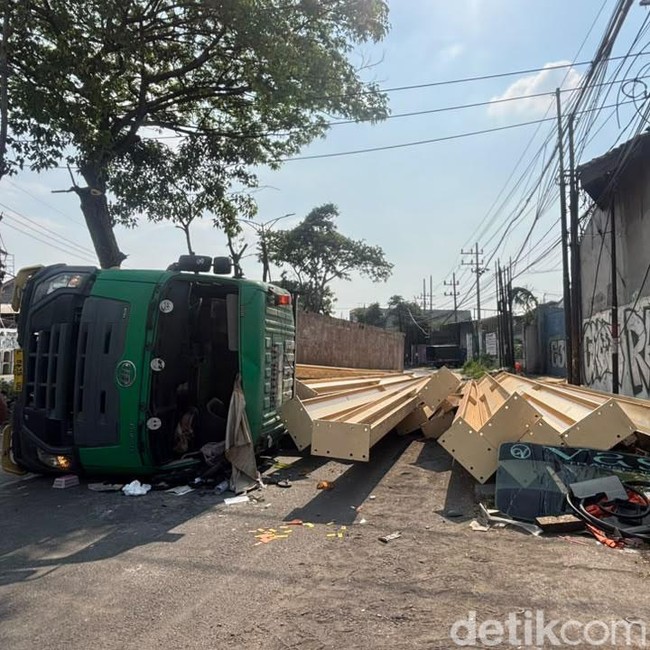 Jalan Simo Jawar Macet 1 KM  Akibat Tronton Muatan Baja Terguling