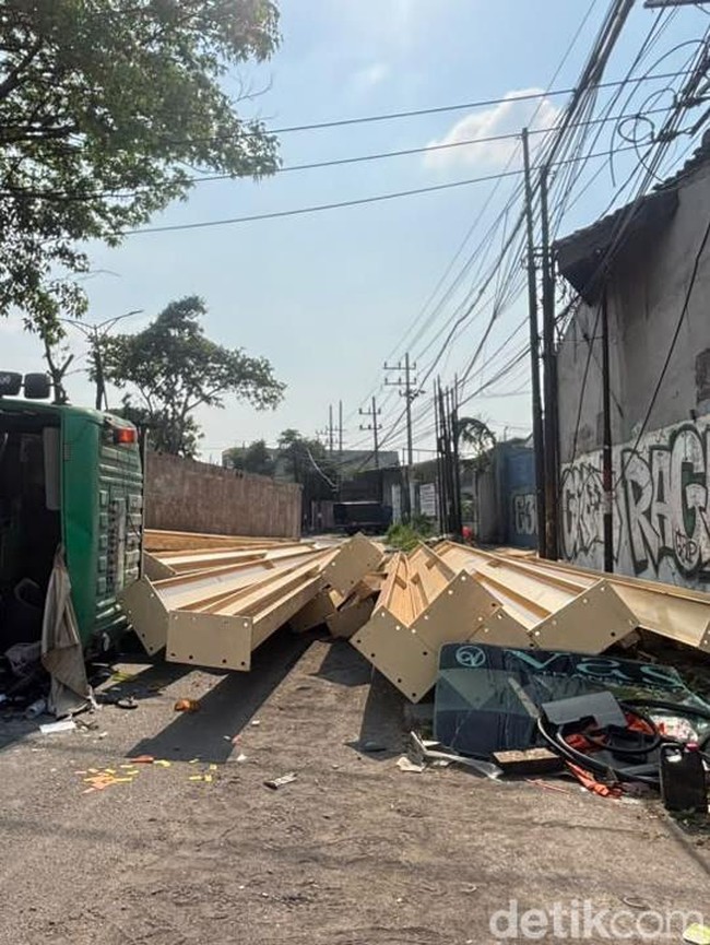 Jalan Simo Jawar Macet 1 KM  Akibat Tronton Muatan Baja Terguling