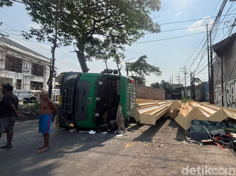 Jalan Simo Jawar Macet 1 KM  Akibat Tronton Muatan Baja Terguling