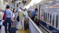 Penumpang dengan koper di peron (Tokyo Cheapo)