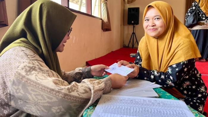 Umi Hanik Wahyuni menerima insentif dari Baznas Rembang, Kamis (23/7/2026).