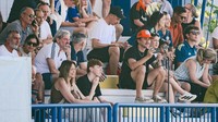 Vincent Rompies dan istri turut menemani Gahan Adriel selama di Como. Mereka tampak ada di bangku tribun stadion memantau putranya. (Foto: dok Instagram comosummercamps)