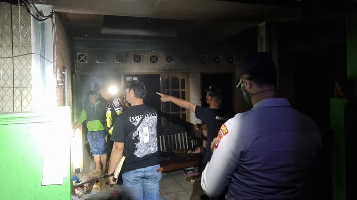 Penampakan rumah pasangan di Ngebel, Tamantirto, Kasihan, Bantul, yang dibakar anaknya, Rabu (22/7/2026) malam.