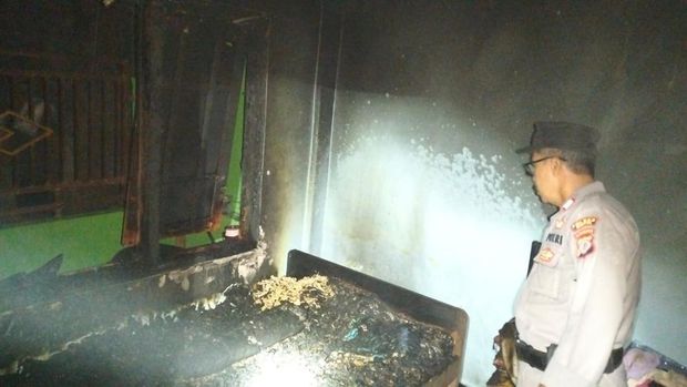 Penampakan rumah pasangan di Ngebel, Tamantirto, Kasihan, Bantul, yang dibakar anaknya, Rabu (22/7/2026) malam.