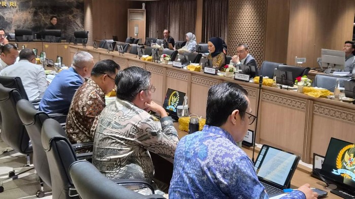 Wakil Ketua DPR Sufmi Dasco Ahmad memimpin rapat bersama pemerintah di gedung DPR, Senayan, Jakarta, Kamis (23/7/2026).