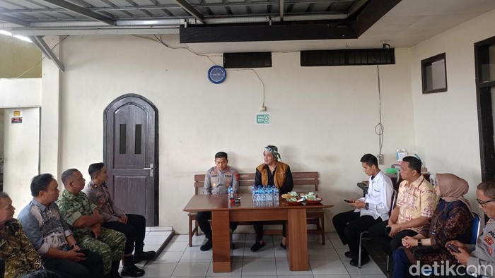 Wakil Wali Kota Tasikmalaya Diky Chandra saat bertandang ke Mapolsek Mangkubumi terkait 3 anak perempuan yang sempat hilang.