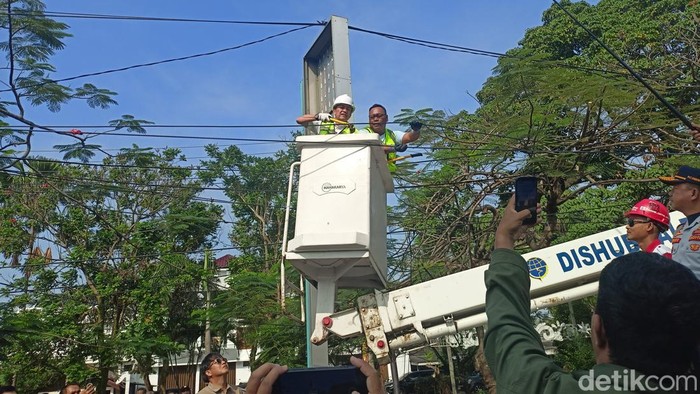 Wali Kota Palembang Ratu Dewa memotong kabel WiFi yang semrawut