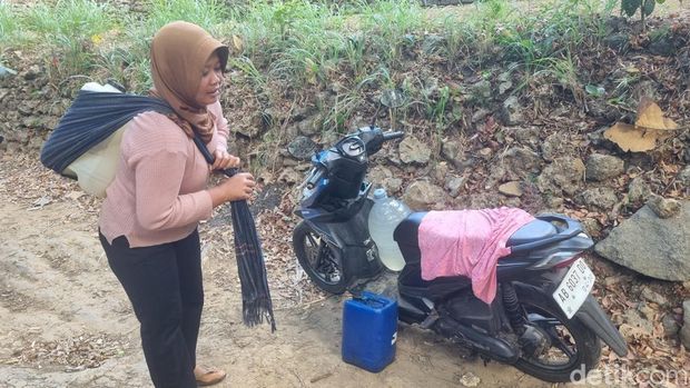 Warga Duwet, Purwodadi, Tepus, Gunungkidul, mengambil air dari sumber mata air kali Wonosari saat kemarau, Kamis (23/7/2026). Warga Duwet, Purwodadi, Tepus, Gunungkidul, mengambil air dari sumber mata air kali Wonosari saat kemarau, Kamis (23/7/2026).