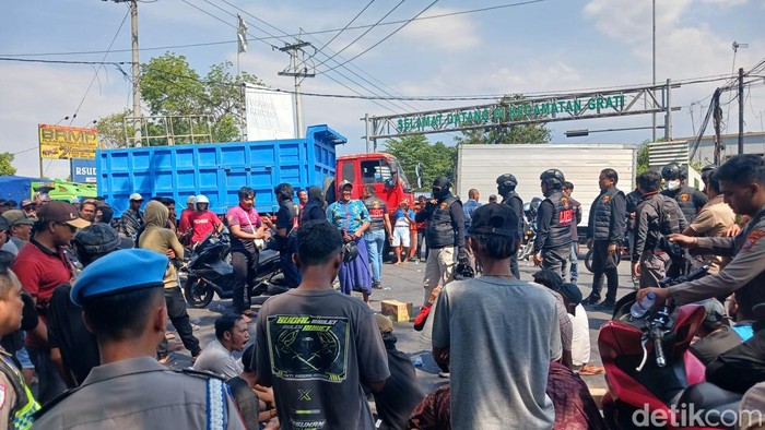 Warga melakukan aksi demo di depan Mako Kolatmar Grati, Pasuruan