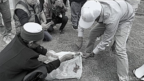 Warga potong ayam di depan Kantor Bupati Lombok Barat, Kamis (23/7/2026).