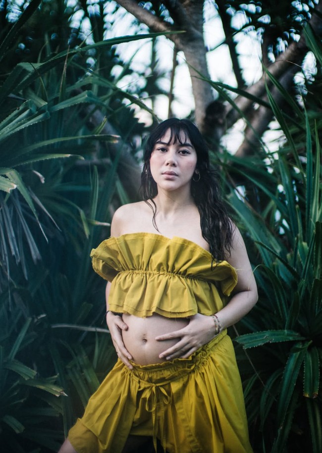 Jelang persalinan, artis Adinda Thomas bagikan foto pemotretan kehamilannya. Adinda tampil dengan busana yang memperlihatkan baby bump secara elegan. Foto: Instagram/@adindathomas