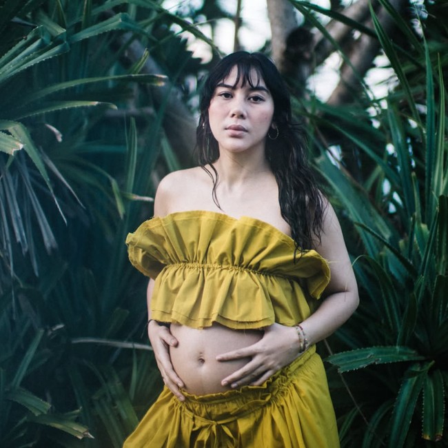 8 Foto Maternity Simpel Adinda Thomas, Pamer Bare Baby Bump di Alam Terbuka