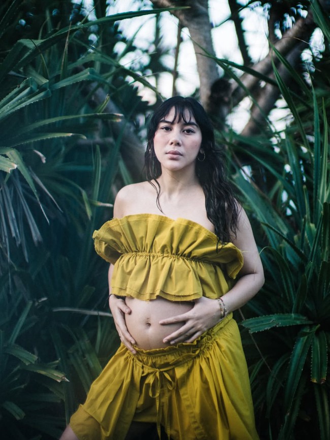 8 Foto Maternity Simpel Adinda Thomas, Pamer Bare Baby Bump di Alam Terbuka