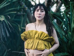 8 Foto Maternity Simpel Adinda Thomas, Pamer Bare Baby Bump di Alam Terbuka