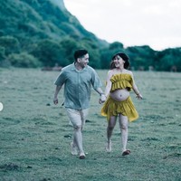 Pemotretan dilakukan di alam terbuka yang menciptakan suasana tenang dan asri. Baik Adinda maupun sang suami terlihat berjalan tanpa alas kaki di atas hamparan rumput, membuat pemotretan terasa lebih santai dan menyatu dengan alam. Foto: Instagram/@adindathomas