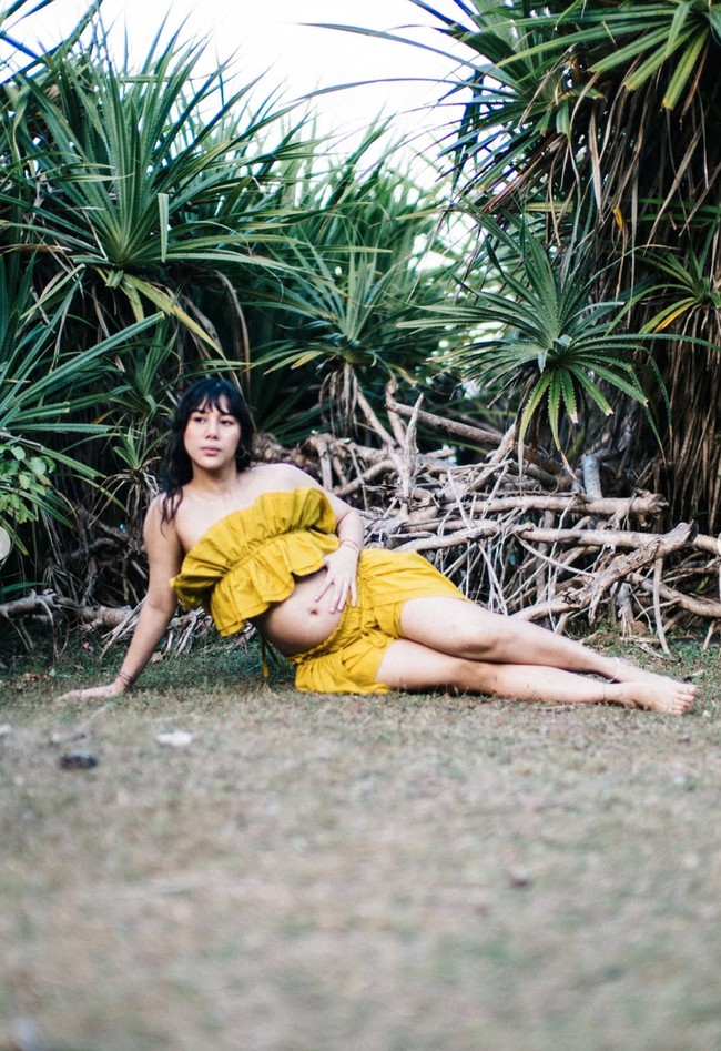 Penampilan Adinda semakin memesona dengan makeup bernuansa natural yang menonjolkan kulit sehat dan segar. Rambutnya terurai dengan ditata bergelombang ringan lengkap dengan poni depan, memberikan kesan effortless dan romantis tanpa aksesori berlebihan. Foto: Instagram/@adindathomas