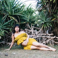 Penampilan Adinda semakin memesona dengan makeup bernuansa natural yang menonjolkan kulit sehat dan segar. Rambutnya terurai dengan ditata bergelombang ringan lengkap dengan poni depan, memberikan kesan effortless dan romantis tanpa aksesori berlebihan. Foto: Instagram/@adindathomas