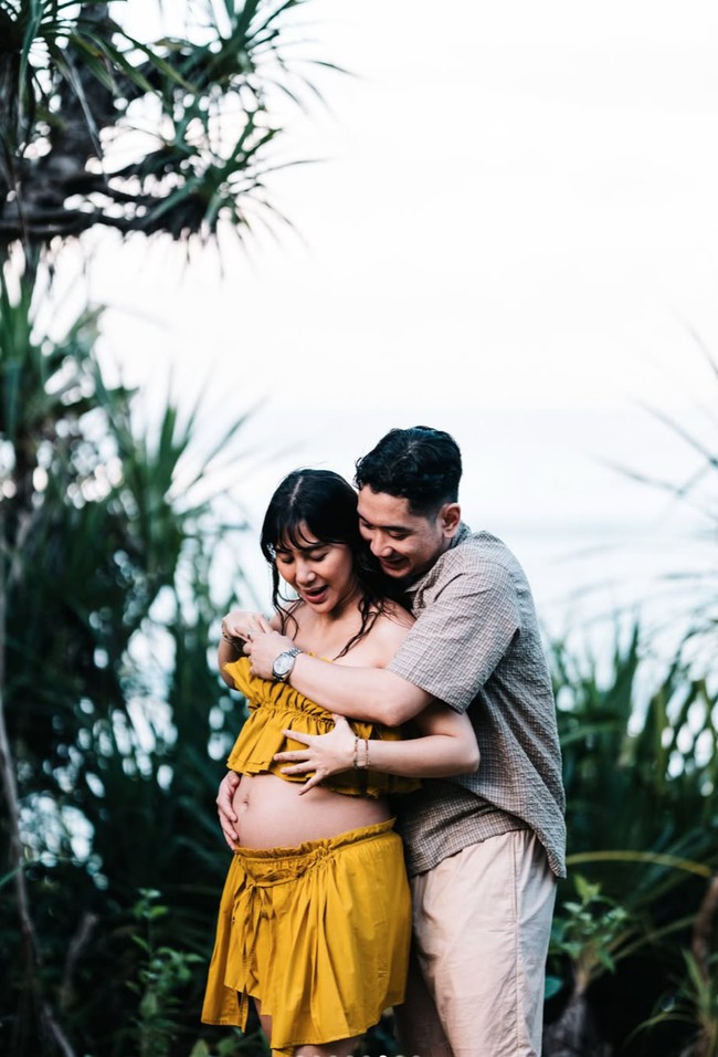 Adinda dan suami juga memamerkan gaya romantis mereka. Tak lama lagi keduanya akan segera menjadi orangtua baru. Foto: Instagram/@adindathomas