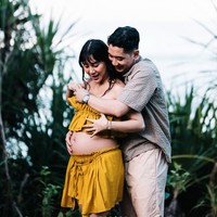 Adinda dan suami juga memamerkan gaya romantis mereka. Tak lama lagi keduanya akan segera menjadi orangtua baru. Foto: Instagram/@adindathomas