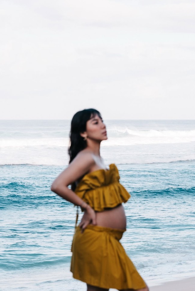 Bare baby bump di perut Adinda juga tak kalah curi atensi. Terlihat perutnya itu kini sudah semakin besar. Foto: Instagram/@adindathomas