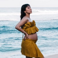 Bare baby bump di perut Adinda juga tak kalah curi atensi. Terlihat perutnya itu kini sudah semakin besar. Foto: Instagram/@adindathomas
