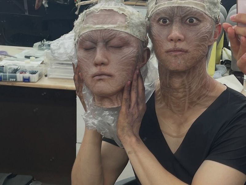 Kwak Dong Yeon harus melewati proses makeup hingga 4 jam demi bertransformasi menjadi roh jahat di drama Korea Netflix The East Palace.