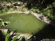 Air Sungai di Plamongansari Semarang Hitam dan Bau, Diduga Tercemar
