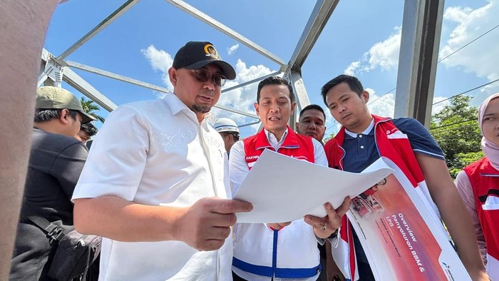 Wakil Ketua Komisi VI DPR Fraksi Gerindra, Andre Rosiade, meninjau langsung pekerjaan perbaikan Jembatan Bungus di Kecamatan Bungus Teluk Kabung, Kota Padang,  Jumat (24/7/2026).