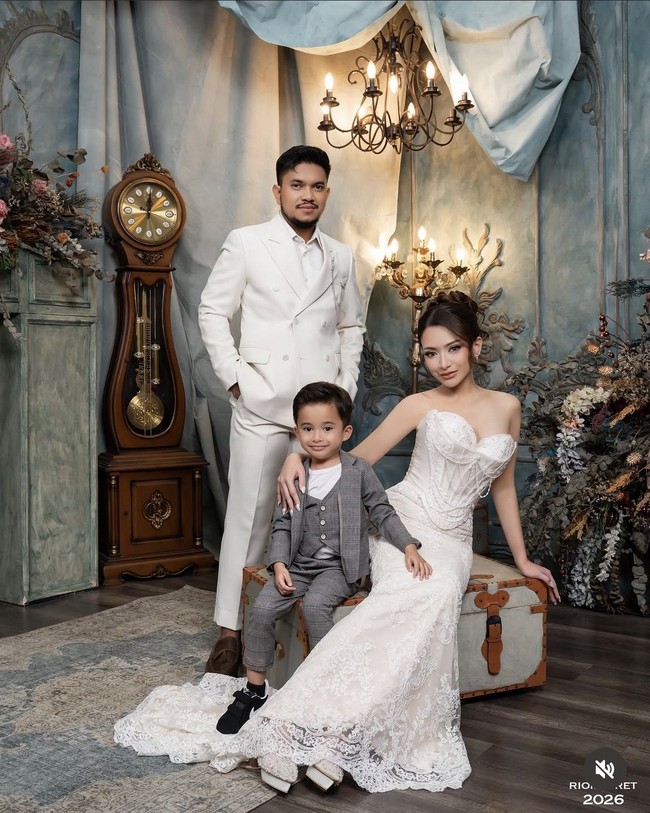 Baru-baru ini Nathalie Holscher membagikan momen foto prewedding bersama Aripat. Mantan istri komedian Sule ini juga melibatkan buah hatinya, Adzam di sesi prewedding menjelang pernikahannya. Foto: Dok. Instagram
