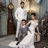 Baru-baru ini Nathalie Holscher membagikan momen foto prewedding bersama Aripat. Mantan istri komedian Sule ini juga melibatkan buah hatinya, Adzam di sesi prewedding menjelang pernikahannya. Foto: Dok. Instagram