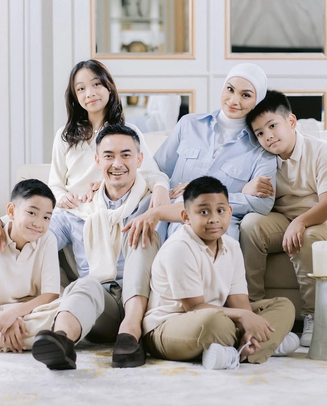 Zumi Zola dan Putri Zulhas melangsungkan pernikahan pada 14 Desember 2024. Keduanya pun mengabadikan momen romantis dengan mengajak keempat anak mereka Foto: Dok. Instagram