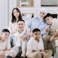 Zumi Zola dan Putri Zulhas melangsungkan pernikahan pada 14 Desember 2024. Keduanya pun mengabadikan momen romantis dengan mengajak keempat anak mereka Foto: Dok. Instagram