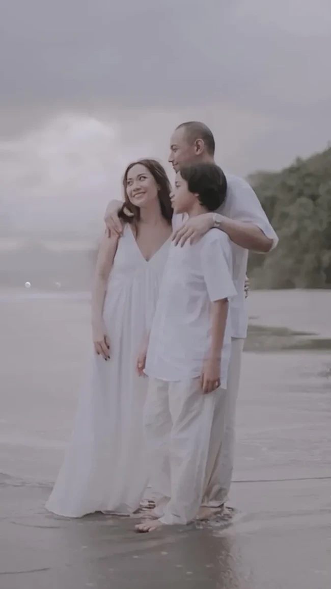 Menjelang pernikahan Bunga Citra Lestari dan Tiko Aryawardhana berbagi momen manis bersama Noah Sinclair. Ketiganya tamil harmonis dalam balutan busana senada. Foto: Dok. Instagram
