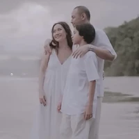 Menjelang pernikahan Bunga Citra Lestari dan Tiko Aryawardhana berbagi momen manis bersama Noah Sinclair. Ketiganya tamil harmonis dalam balutan busana senada. Foto: Dok. Instagram