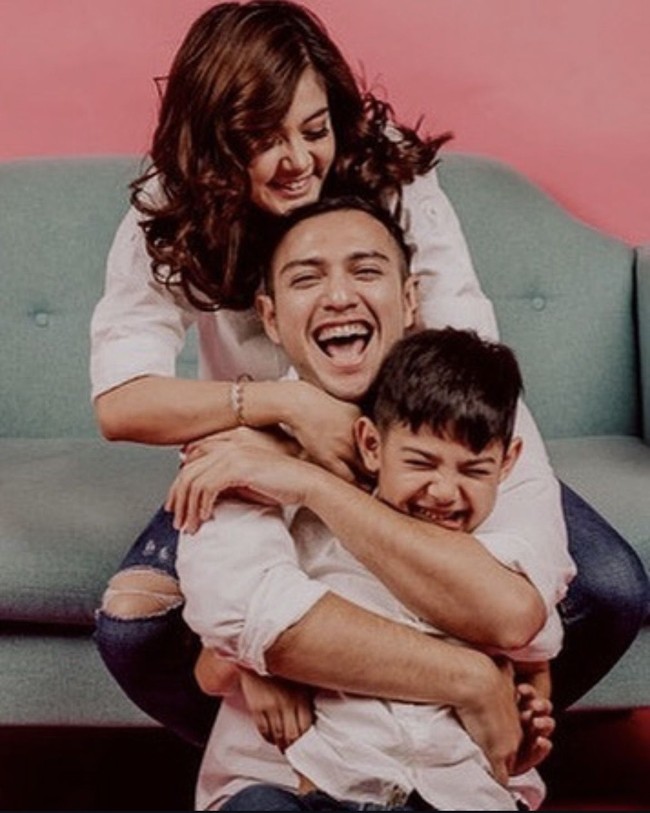 Bukan hanya Rifky Balweel dan Biby Alraen yang bahagia menjelang pernikahannya. Arsen, anak Rifky Balweel juga ikut andil dalam sesi pemotretan sang ayah.  Foto: Dok. Instagram
