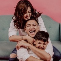 Bukan hanya Rifky Balweel dan Biby Alraen yang bahagia menjelang pernikahannya. Arsen, anak Rifky Balweel juga ikut andil dalam sesi pemotretan sang ayah.  Foto: Dok. Instagram